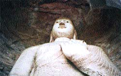 La sonrisa esculpida en la piedra de uno de los 51.000 Budas de las Grutas de Yungang.