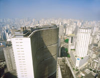 L&iacute;neas curvas en las moles de cemento del centro paulista.