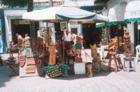 M&uacute;ltiples formas y colores en las tallas de madera.