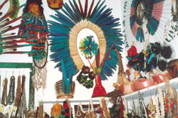 Coronas ceremoniales de plumas, aut&eacute;nticas Yanomami.