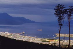 Una ciudad rodeada por bosque de lengas y protegida por las últimas colinas de la cordillera de los Andes.
