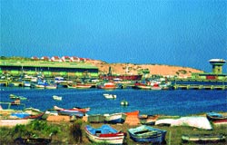 Todo tipo de embarcaciones en las azules aguas del puerto de Nazaré.