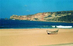 Terminaron las vacaciones y los lisboetas dejan desiertas las playas de Nazaré.