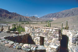 En lo alto de un cerro, los restos del Pucar&aacute; de Tilcara.