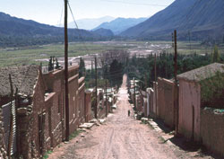 La calle principal de Tilcara se tiende hacia la alt&iacute;sima cadena monta&ntilde;osa de color rosado. 