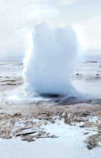El chorro de agua hirviendo brota de uno de los g&eacute;iseres de Islandia.