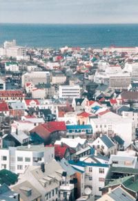 Verano: Los coloridos techos de Reykjavik, donde viven m&aacute;s de la mitad de los 260.000 islandeses.