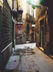 Callejuelas entre paredes oscuras donde siempre es posible encontrar un bar. 