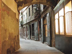 Arcos y farolas en un laberinto de pasadizos medievales.