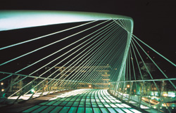 Bilbao. Puente de piso transparente sobre el río Nervión, cerca del Guggenheim, diseñado por Santiago Calatrava.