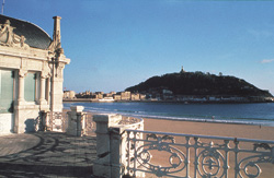 San Sebastián. Aquí el turismo es tradición, desde la época en que los nobles españoles hicieron de ella la hermana de la francesa Biarritz. 