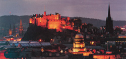 El legendario Castillo de Edimburgo se levanta en lo alto de una colina, en pleno centro de la ciudad.
