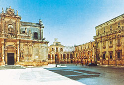 En el casco histórico de Lecce, la Plaza de la Catedral rodeada de edificios construidos entre los siglos XII y XVIII.