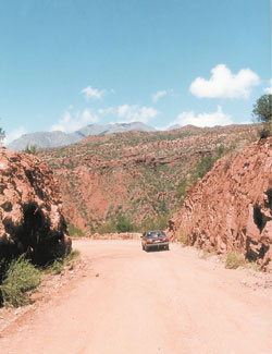 El camino sube hacia el mirador Bordo Atravesado, a 2020 metros sobre el nivel del mar.