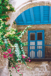 Los floridos y coloridos balcones de madera de la muy caribe&ntilde;a Ciudad H&eacute;roe.