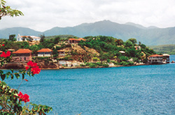 Santiago de Cuba. Sobre la bahía, los techos rojos de antiguas casas; al fondo, el verde cordón de la Sierra Maestra.
