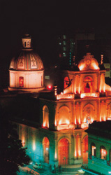 En la noche, las luces realzan las cúpulas de la iglesia de San Francisco.
