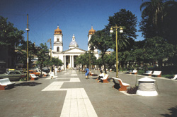 La frescura de la arboleda y la estatua de la Libertad de Lola Mora invitan a un pequeño paseo por la Plaza Independencia.
