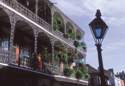 French Quartet: Casas con una intrincada decoración de hierro forjado y balcones techados.