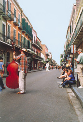 El cord&oacute;n de la vereda es una buena butaca para escuchar jazz. 