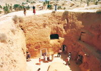 Los Matmata. Pueblos bereberes cavados en las faldas de las monta&ntilde;as.