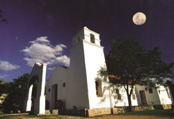 Las anchas paredes de adobe de la Iglesia Parroquial Nuestra Señora del Rosario.