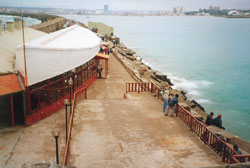En el extremo oceánico de la escollera sur, restaurante y mirador.