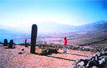 Frente al lago La Angostura, se levantan las estelas de granito del Parque de los Menhires.