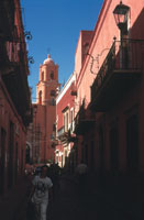 La ciudad encierra iglesias enormes y barrocas entre casas de intensos colores.