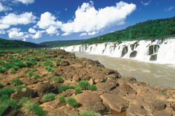 Saltos de Moconá. Una sucesión de cataratas única en el mundo, producida por una falla geológica de casi 3 kilómetros a lo largo del lecho del río Uruguay.