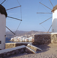 El azul y blanco destella en las casas y molinos de viento. Los colores griegos del mar Egeo.