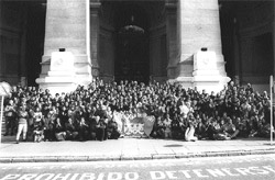 LOS PARTICIPANTES EN LA ESCALINATA DE TRIBUNALES
