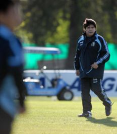 /fotos/20090928/notas/maradonaentrenaargentina.jpg