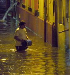 /fotos/20100216/notas/inundacion_balde_maxi_150210_17847.jpg