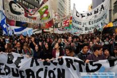 /fotos/20130628/notas/marchaporlaeducacion_28613.jpg