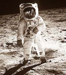 /fotos/futuro/20040724/notas_f/manonthemoon.jpg