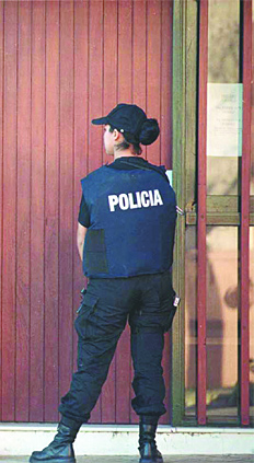 /fotos/las12/20100108/notas_12/policia.jpg
