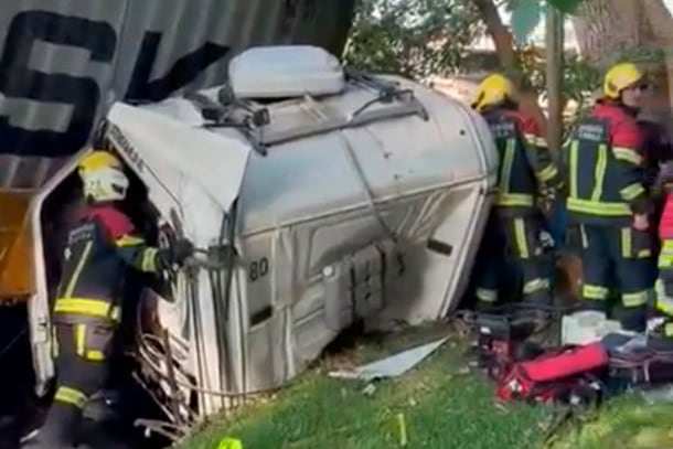 Dos camiones chocaron frontalmente en la tarde de este miércoles en la ruta 33, a la altura de Zavalla, lo que provocó el incendio de uno de los vehículos. Un hombre murió y otro fue trasladado en helicóptero sanitario al Hospital de Emergencias Clemente Álvarez (Heca) en grave estado, con diversos traumatismos y fracturas.