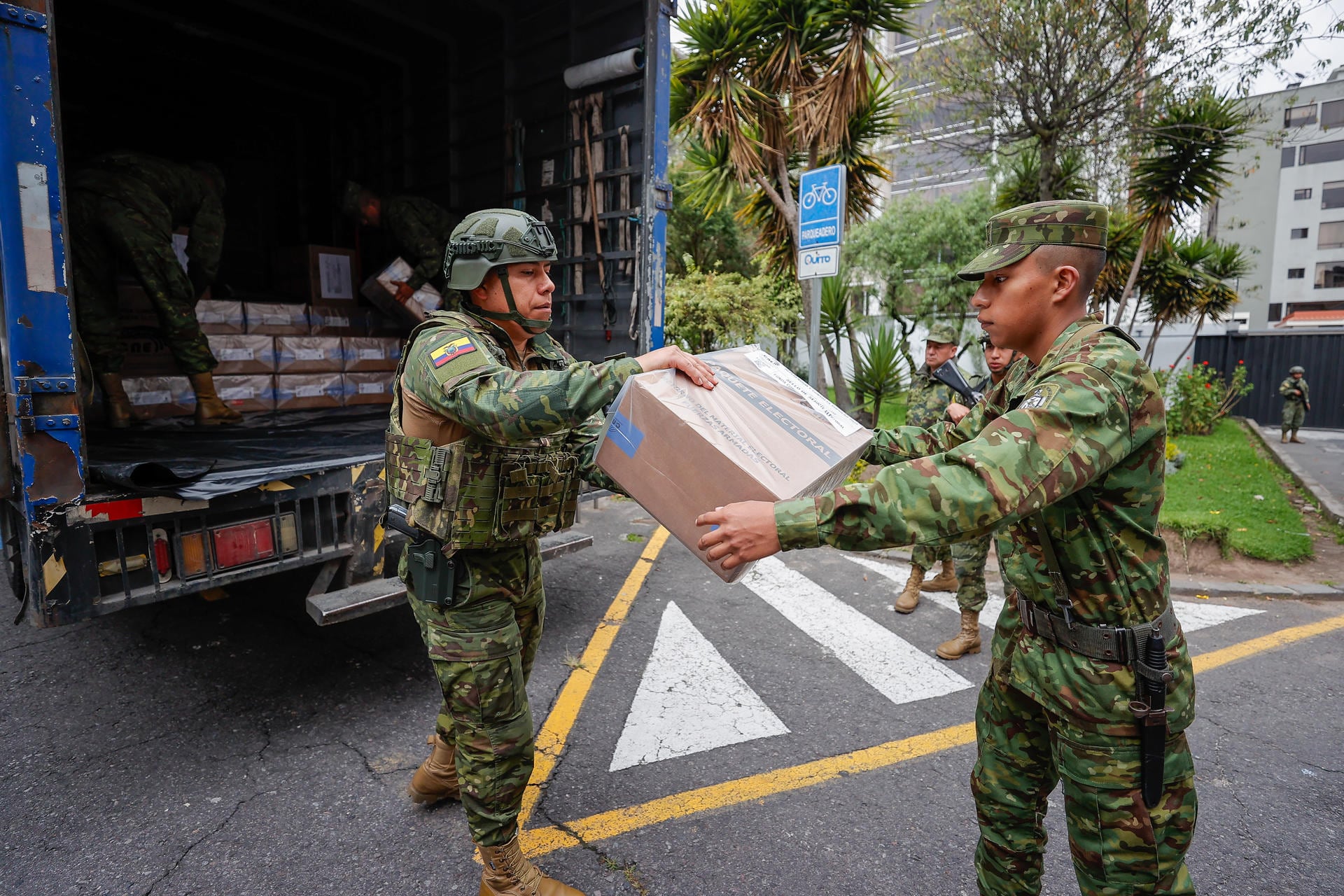 15/11/2025.- Militares ecuatorianos custodian material electoral un día antes del referéndum, este sábado, en el colegio Benalcázar, en Quito (Ecuador). Más de 13,9 millones de ecuatorianos están convocados este domingo a las urnas por el presidente del país, Daniel Noboa, para votar en un referéndum cuatro preguntas, dos de ellas de particular trascendencia: instaurar una Asamblea Constituyente que redacte una nueva Constitución y permitir nuevamente la instalación de bases militares extranjeras en territorio nacional, con Estados Unidos como principal interesado. EFE/ José Jácome