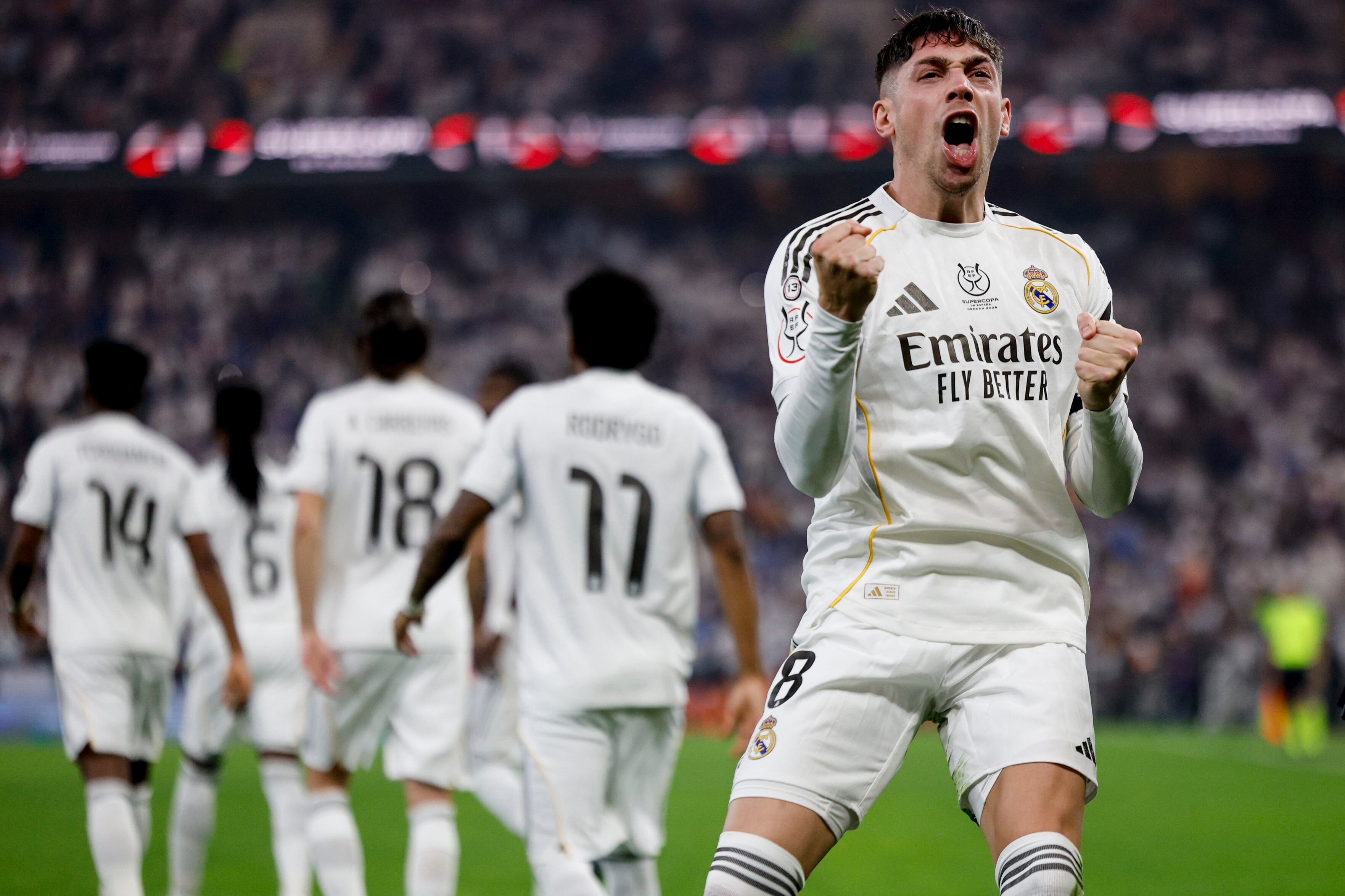 YEDA (ARABIA SAUDÍ), 08/01/2026.- El centrocampista del Real Madrid Fede Valverde celebra tras marcar el 0-1 durante del partido de la Supercopa de España que van a disputar el Atlético de Madrid y el Real Madrid, este jueves en el Estadio Rey Abdullah, en Yeda. EFE/Kai Forsterling