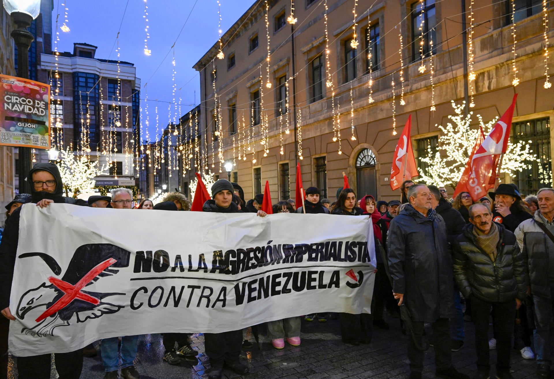 GIJÓN (ASTURIAS), 03/01/2026.- Decenas de personas asisten este sábado en Gijón a la concentración por la paz en Venezuela, convocada por el colectivo de venezolanos refugiados en Asturias. EFE/Eloy Alonso