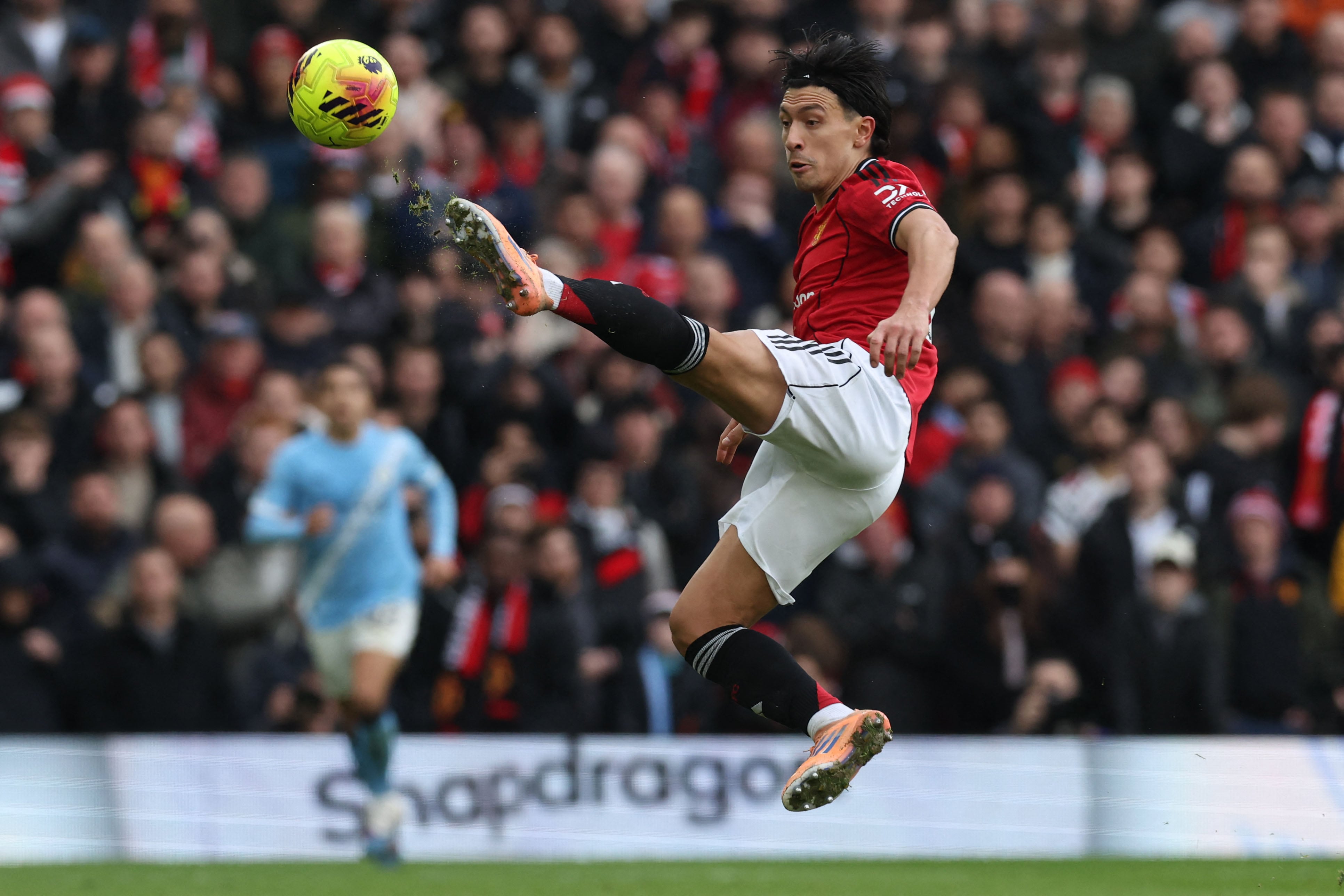 Manchester United's Argentinian defender #06 Lisandro Martinez controls the ball during the English Premier League football match between Manchester United and Manchester City at Old Trafford in Manchester, north west England, on January 17, 2026. (Photo by Darren Staples / AFP) / RESTRICTED TO EDITORIAL USE. NO USE WITH UNAUTHORIZED AUDIO, VIDEO, DATA, FIXTURE LISTS, CLUB/LEAGUE LOGOS OR 'LIVE' SERVICES. ONLINE IN-MATCH USE LIMITED TO 120 IMAGES. AN ADDITIONAL 40 IMAGES MAY BE USED IN EXTRA TIME. NO VIDEO EMULATION. SOCIAL MEDIA IN-MATCH USE LIMITED TO 120 IMAGES. AN ADDITIONAL 40 IMAGES MAY BE USED IN EXTRA TIME. NO USE IN BETTING PUBLICATIONS, GAMES OR SINGLE CLUB/LEAGUE/PLAYER PUBLICATIONS. /