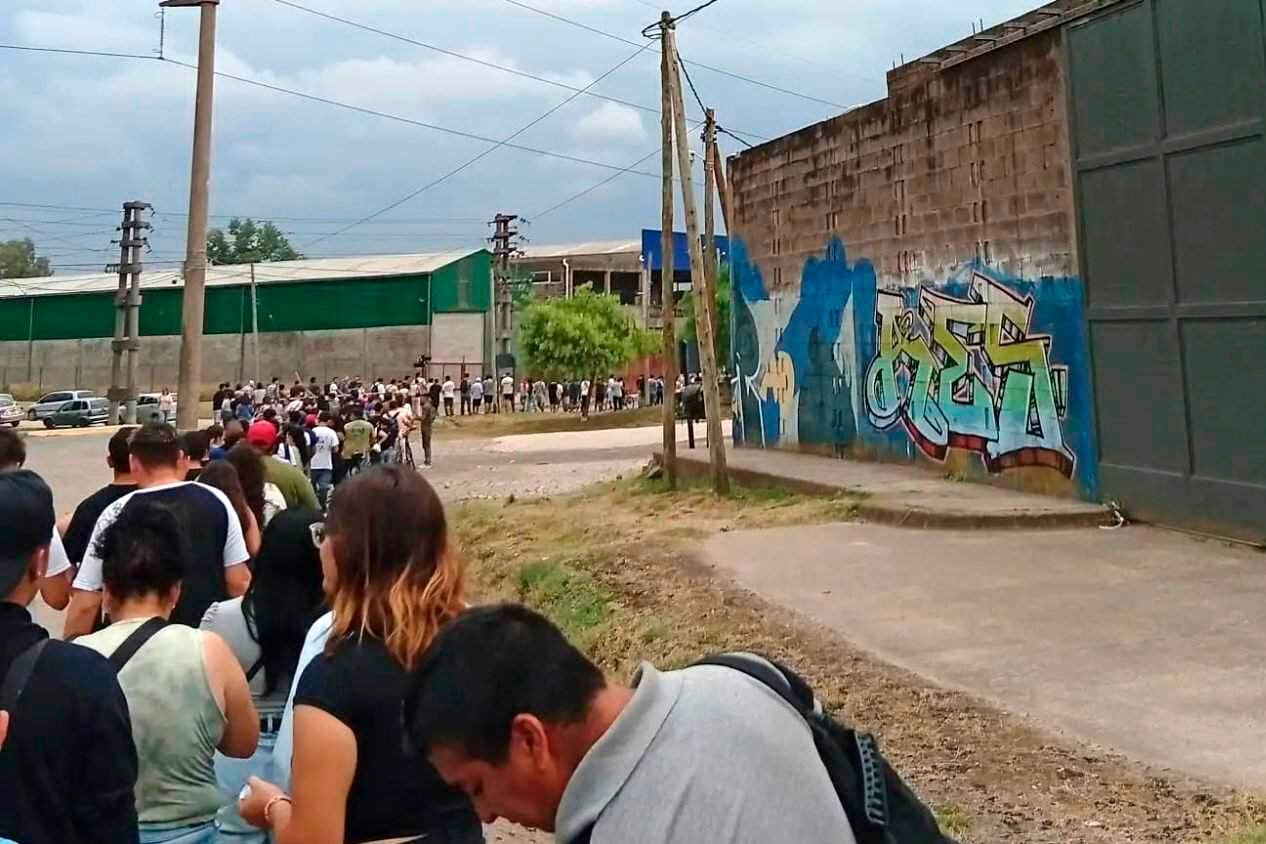 REDES SOCIALES 
    gente haciendo cola para buscar trabajo en Burzaco