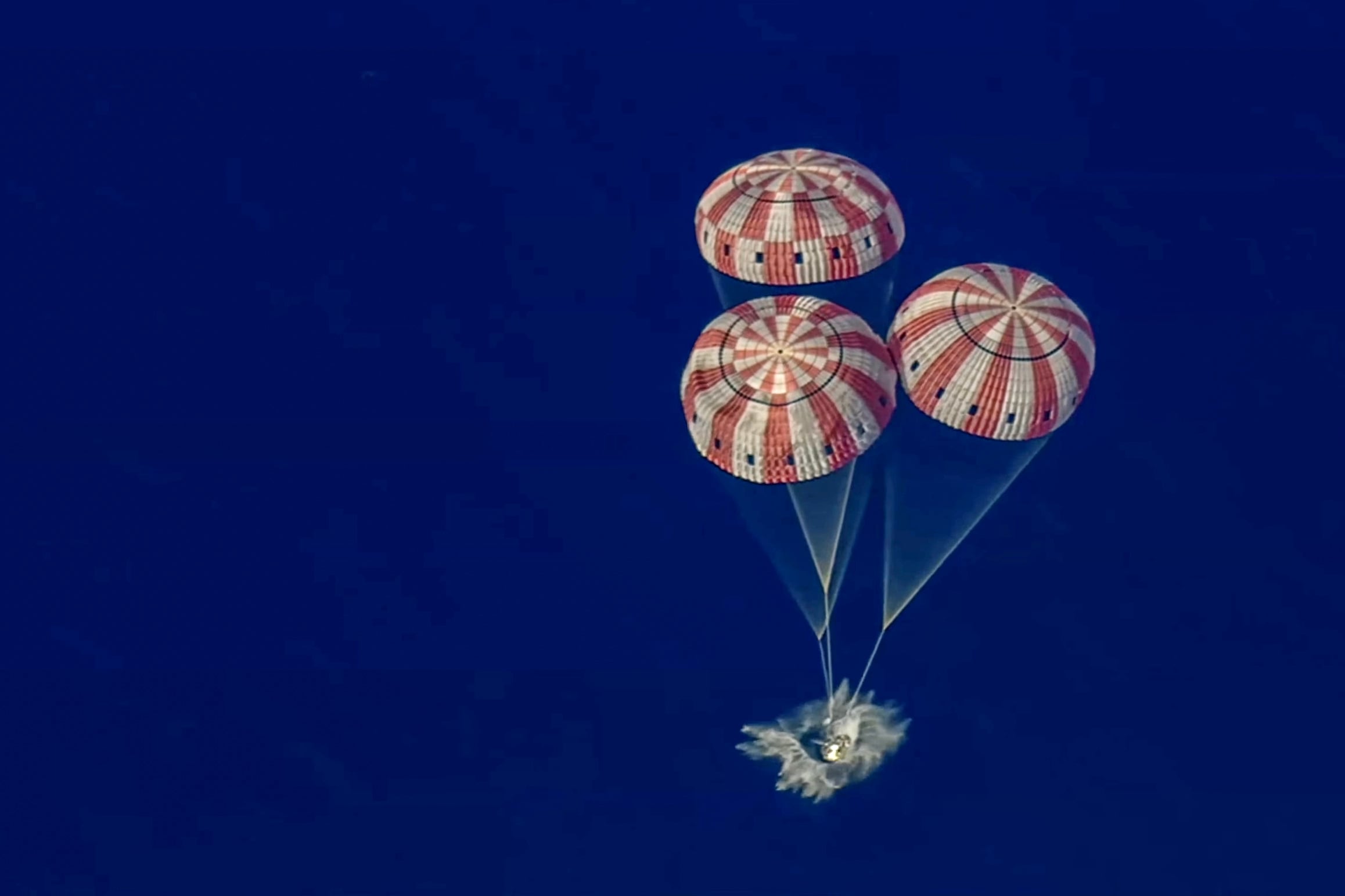 10/04/2026.- A handout screen grab taken from a video and made available on 10 April 2026 at 18:08 CST by the National Aeronautics and Space Administration (NASA) shows the Orion spacecraft 'Integrity' during splashdown in the Pacific Ocean