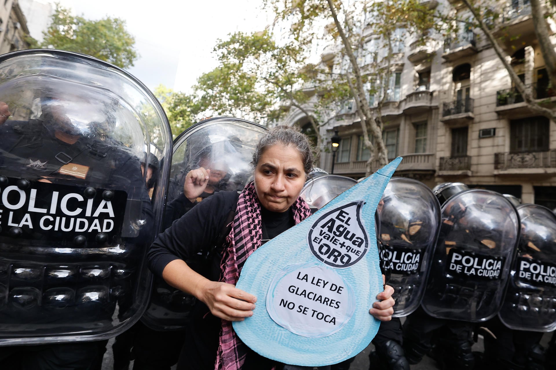 BUENOS AIRES (ARGENTINA), 08/04/2026.- Una persona sostiene un cartel duran una manifestación en contra de la reforma de ley de glaciares este miércoles, en cercanías al Congreso en Buenos Aires (Argentina).