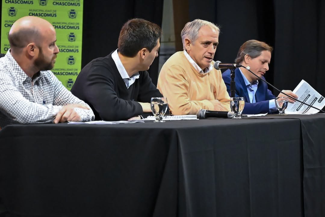 mesa de intendentes, el que aparece hablando es el de Chascomús, Javier Gastón