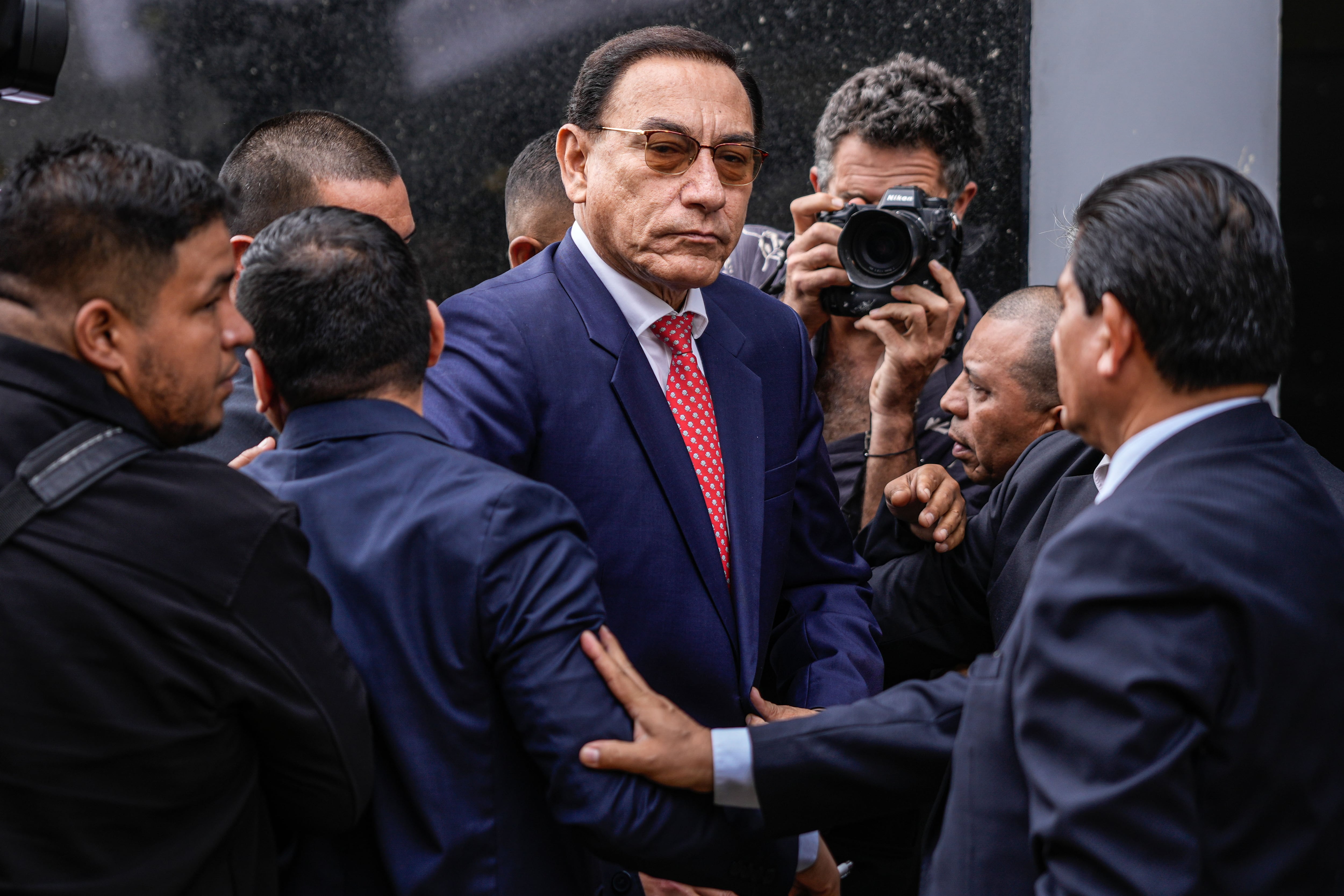 AME2938. LIMA (PERÚ), 26/11/2025.- El expresidente de Perú Martin Vizcarra reacciona a su llegada a la sala judicial este miércoles, en el centro de Lima (Perú). Vizcarra está acusado de presuntamente haber recibido un total de unos 2,4 millones de soles (unos 710.000 dólares) de las constructoras ICCGSA por la construcción del Hospital de Moquegua y de Obrainsa por el proyecto de irrigación Lomas de Ilo, lo que para la Fiscalía merece una pena de 15 años de cárcel, conforme han solicitado a los jueces. EFE/ John Reyes Mejia