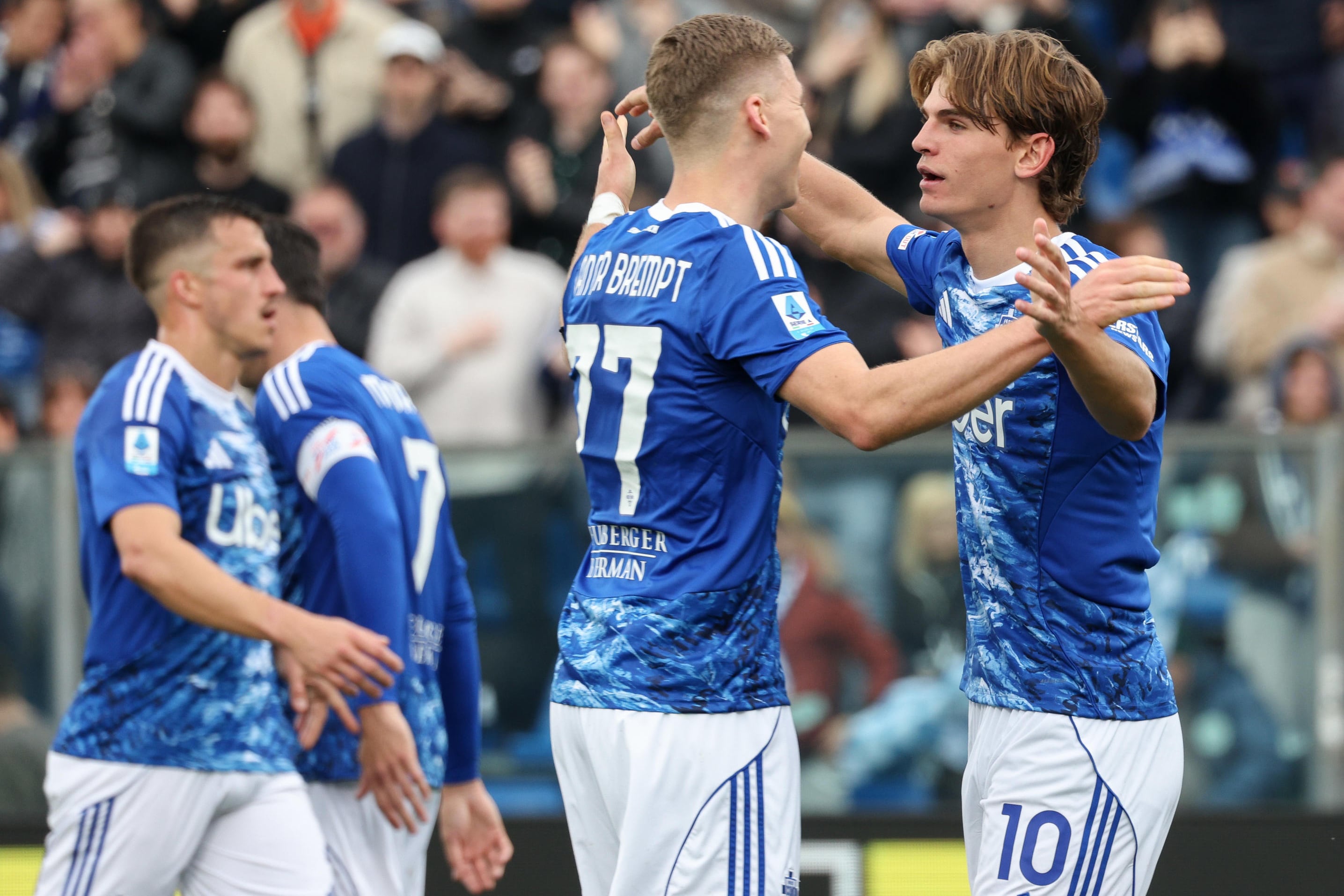 COMO (Italy), 22/03/2026.- Como's Nico Paz (R) celebrates with teammates after scoring the 4-0 goal during the Italian Serie A soccer match Como 1907 against Pisa SC, in Como, Italy, 22 March 2026. (Italia) EFE/EPA/Roberto Bregani