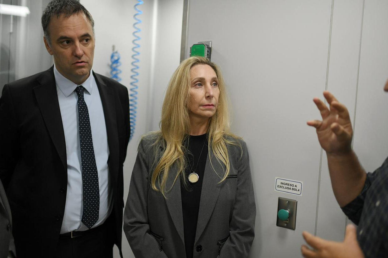 Adorni y Karina Milei en el hospital Malbran