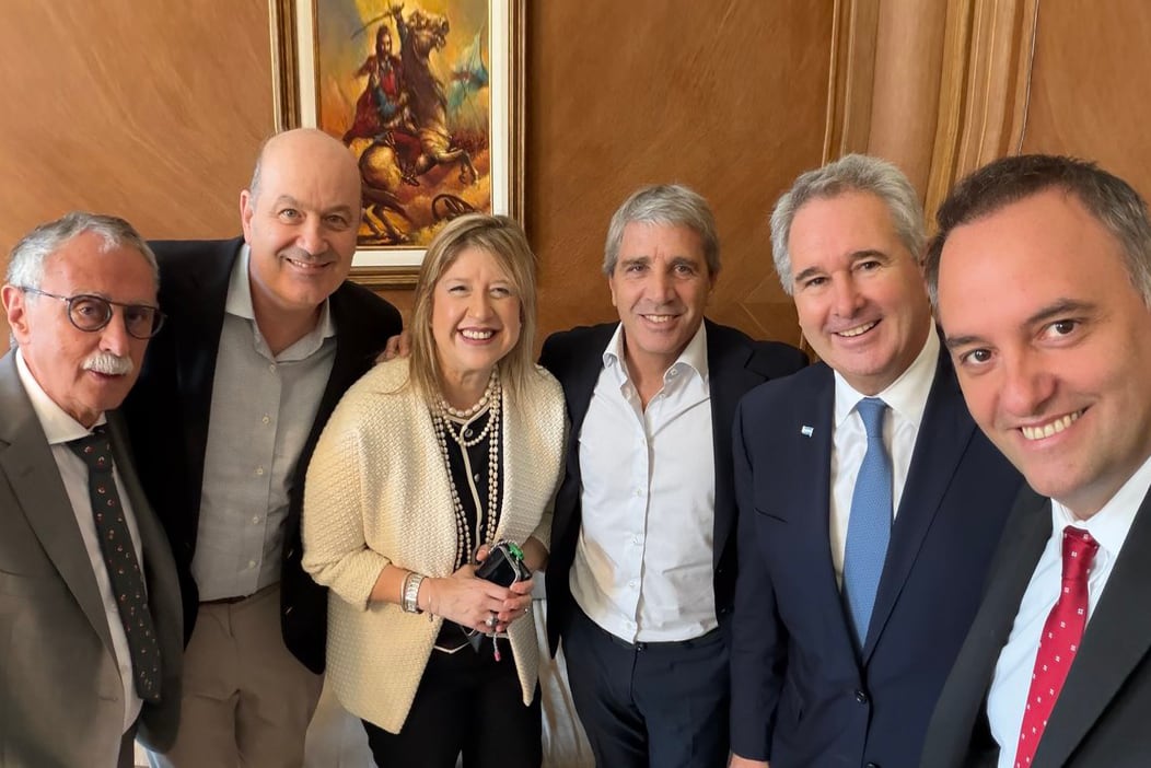 Adorni dio una conferencia rodeado por Caputo, Sturzenegger, Monteoliva, Lugones y Quirno